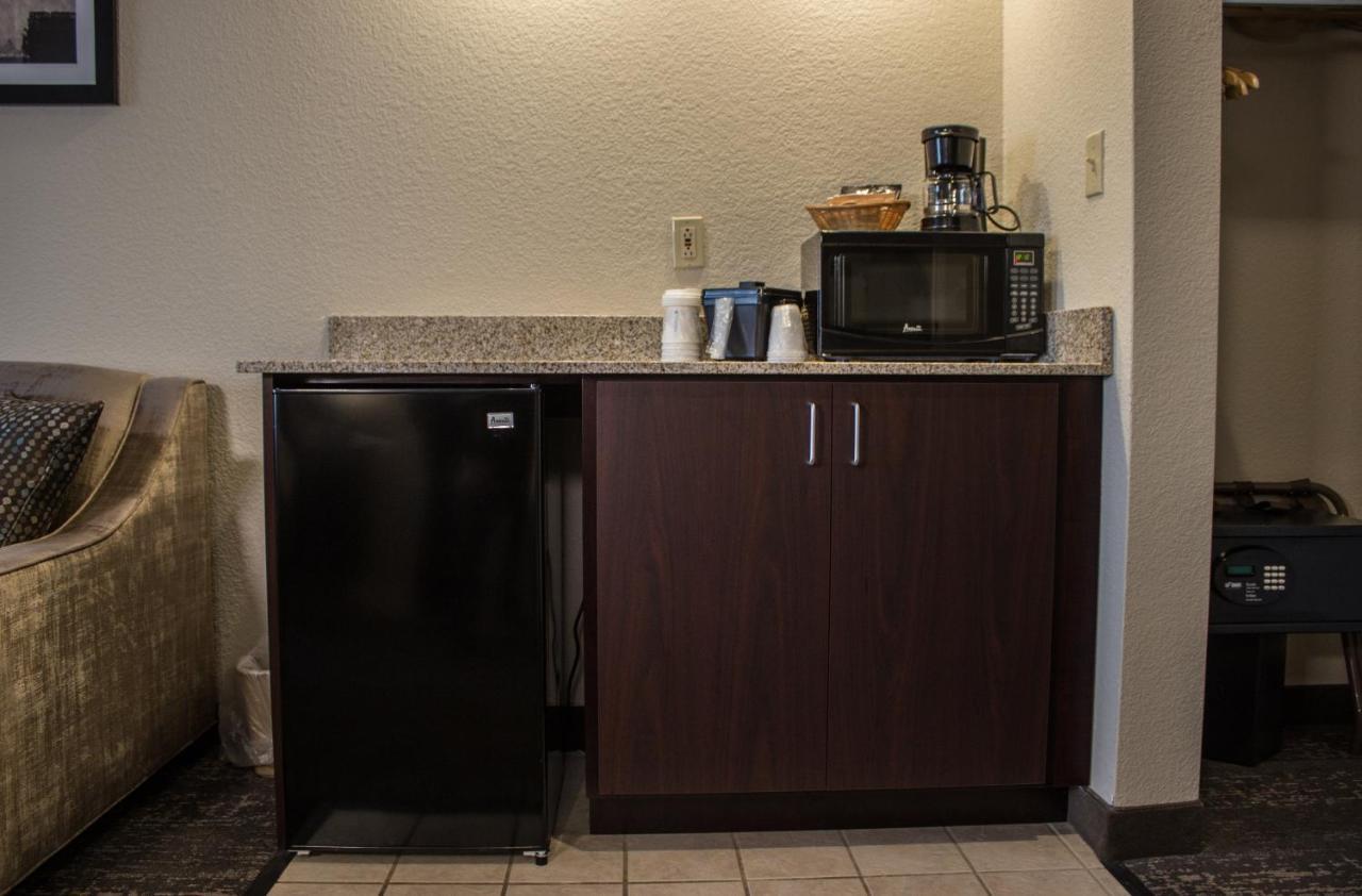 Cobblestone Suites - Oshkosh Bagian luar foto