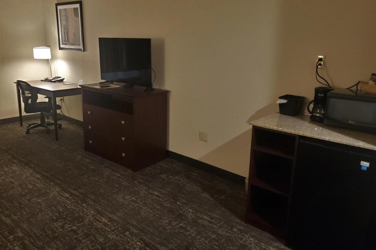 Cobblestone Suites - Oshkosh Bagian luar foto